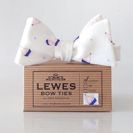 white yacht print bow tie